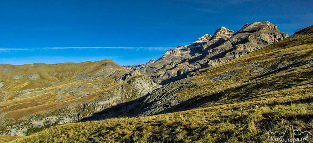Las Tres Sorores desde Cuello Viceto, Pirineos de Huesca, Aragon, Parque Nacional de Ordesa y Monte Perdido
