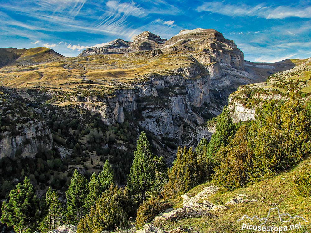 Las Tres Sorores y el Cañon de Añisclo, Pirineos de Huesca, Aragon, Parque Nacional de Ordesa y Monte Perdido