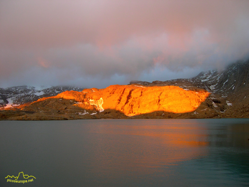 Amanecer en el Lago de Marbore, Pirineos de Huesca, Aragon, Parque Nacional Ordesa y Monte Perdido
