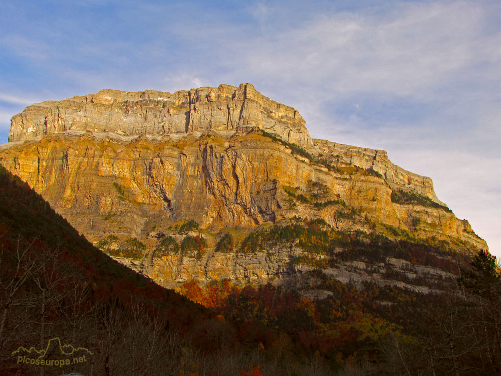 Muralla de Mondarruego desde la Pradera de Ordesa, Pirineos de Huesca, Aragon, Parque Nacional de Ordesa y Monte Perdido