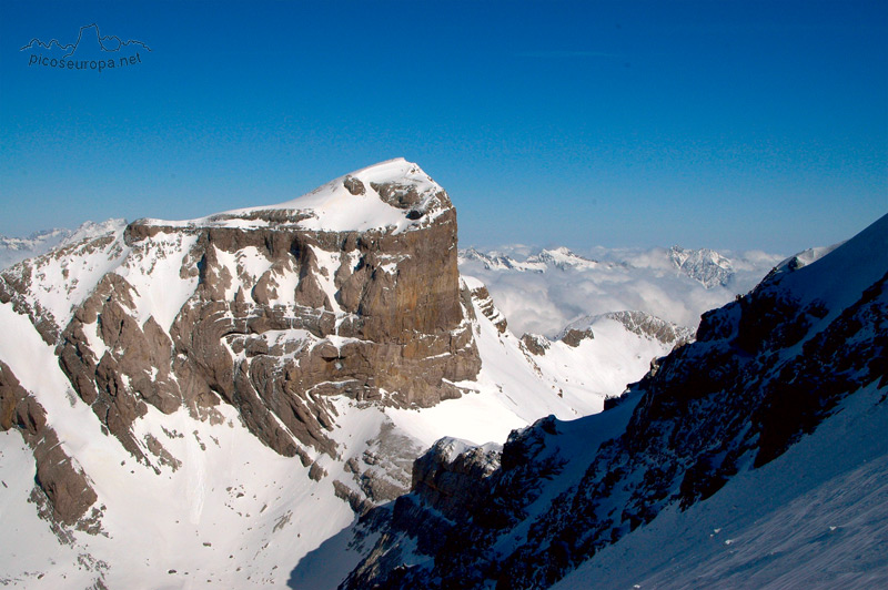 El Pico del Cilindro desde la Escupidera del Monte Perdido, Pirineos de Huesca, Aragon, Parque Nacional de Ordesa y Monte Perdido