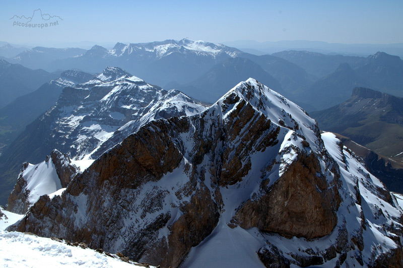 El Pico de Añisclo desde la cumbre del Monte Perdido, Pirineos de Huesca, Aragon, Parque Nacional de Ordesa y Monte Perdido