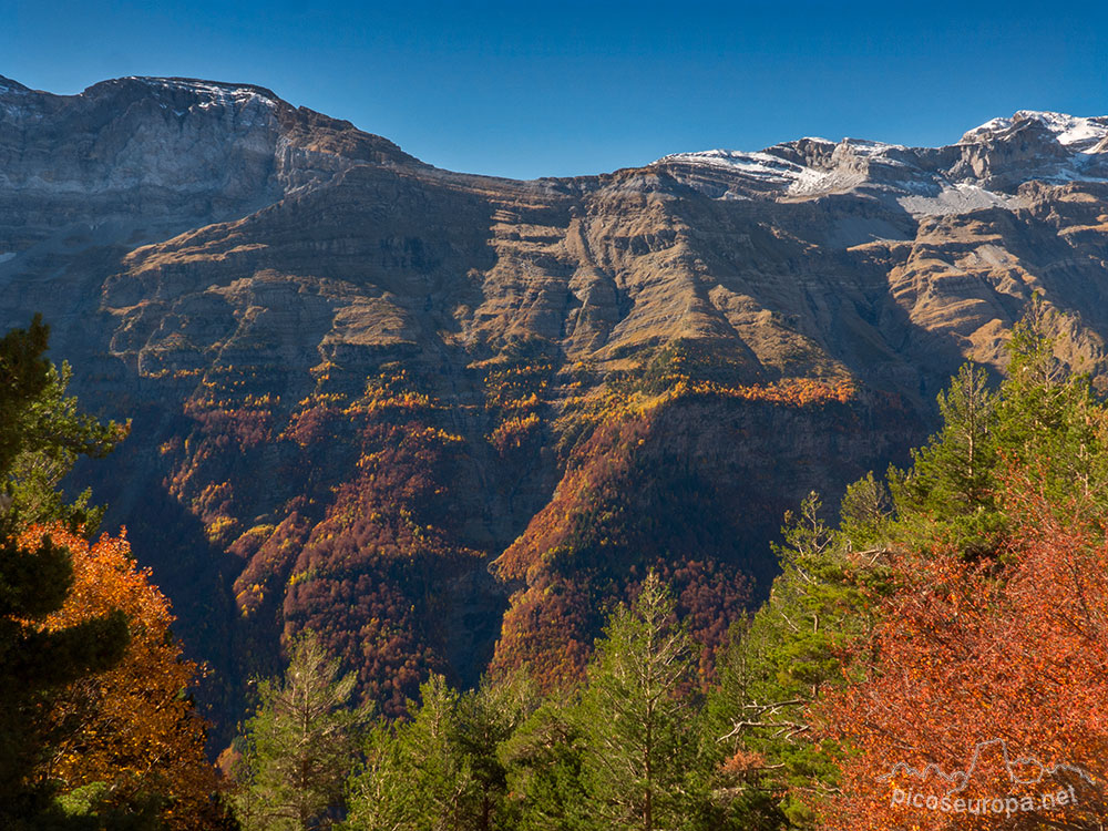 Collado de Añisclo en el centro de la imagen, Valle de Pineta, Parque Nacional de Ordesa y Monte Perdido