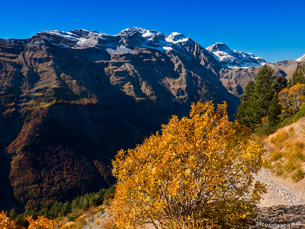 Collado de Añisclo, Pico de Añisclo, Monte Perdido y el Cilindro, Valle de Pineta, Parque Nacional de Ordesa y Monte Perdido