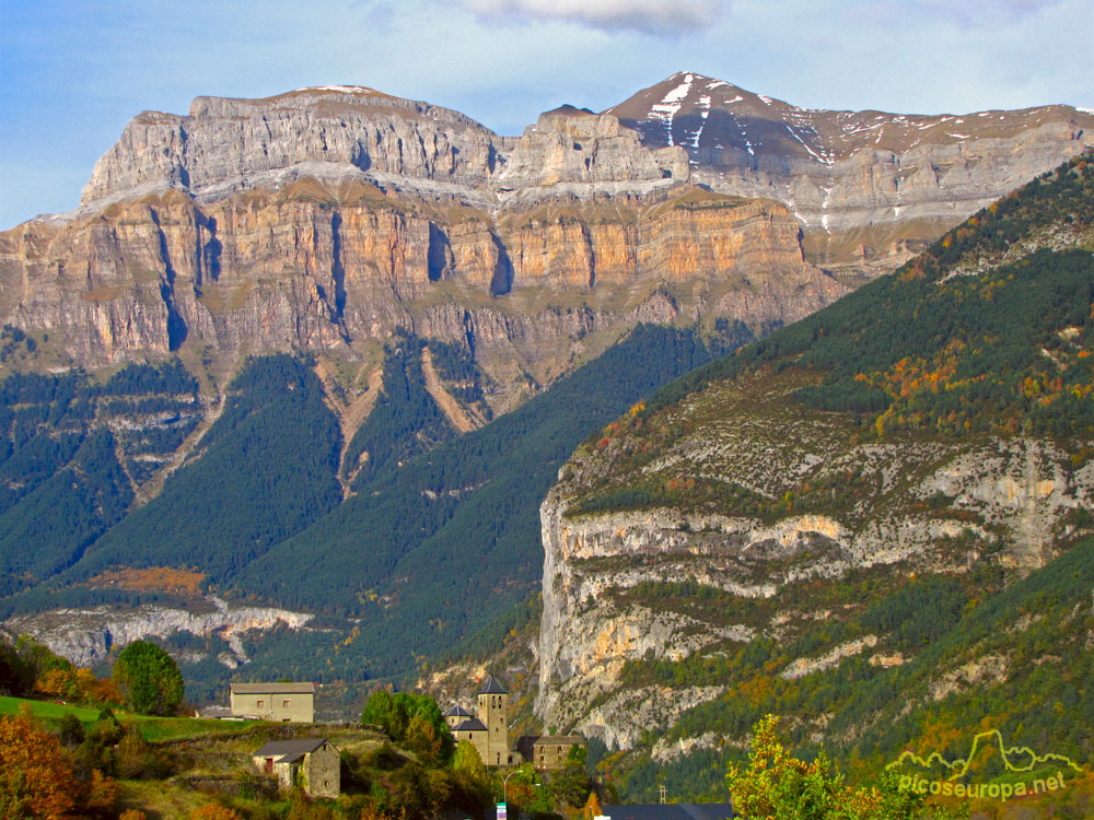 Torla con la muralla de Mondarruego al fondo y la Punta Escuzana, Pirineos de Huesca, Aragon, Parque Nacional de Ordesa y Monte Perdido